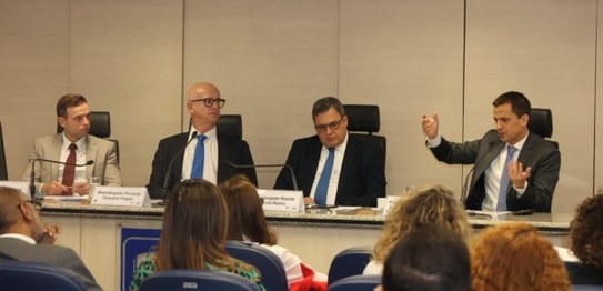  (da esq. p/dir.): Vice-diretor da EJE, desembargador eleitoral Bruno Bodart;  o presidente do F...