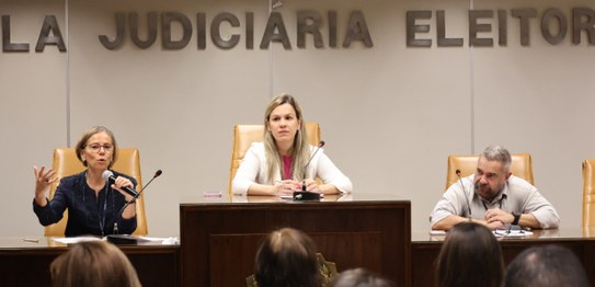 Os 13 novos servidores e servidoras do TRE-RJ)