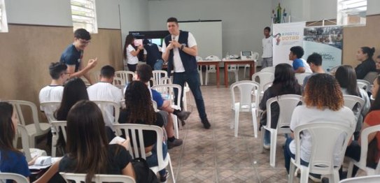 Dois alunos do Colégio Estadual Coronel João Limongi posam ao lado da urna eletrônica, eles atua...