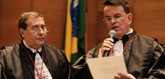 Desembargadores Peterson Simão (à esq.) e Claudio de Mello Tavares cumprimentam-se durante cerim...