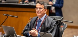 o presidente do TRE-RJ, desembargador Claudio de Mello Tavares, está sentado no plenário do TJRJ...