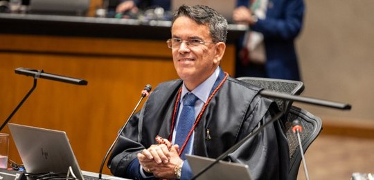 o presidente do TRE-RJ, desembargador Claudio de Mello Tavares, está sentado no plenário do TJRJ...