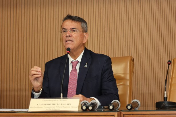 Desembargador Claudio de Mello Tavares reafirma compromisso do TRE-RJ no combate à influência do crime organizado foto do desembargador Claudio de Mello Tavares, homem branco, cabelo escuro, com óculos; ele fal...