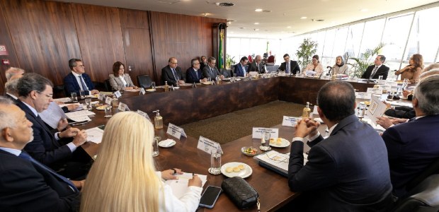 Reunião com os presidentes dos TREs e do TSE. Mais de 20 magistradas e magistrados estão sentado...
