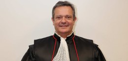 foto posada do desembargador federal Marcello Granado, homem moreno de cabelo grisalho. Ele está...
