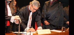 Foto do recém-empossado presidente do TRE-RJ, desembargador Henrique Carlos Figueira, que assina...