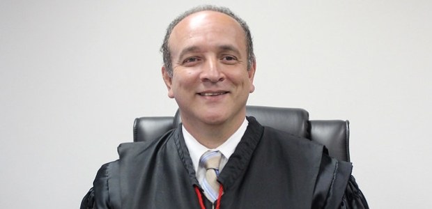 foto do Desembargador João Ziraldo Maia, vestindo toga