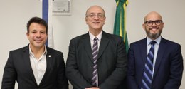 Descrição da imagem: Da esquerda para a direita, o presidente da Câmara, vereador Carlo Caiado; ...