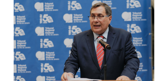 A imagem mostra o presidente do Tribunal Regional  Eleitoral do Rio de Janeiro, desembargador Pe...