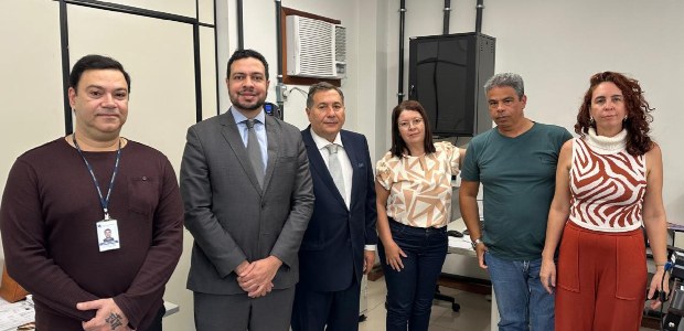 Desembargador Peterson Barroso Simão visita cartórios eleitorais na Região dos Lagos foto posada do desembargador Peterson Simão, com o juiz e duas servidoras e dois servidores do c...