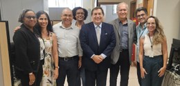 O presidente do TRE-RJ está no centro da foto de terno azul marinho. À sua direita, o juiz Almir...