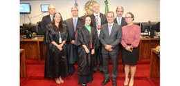 foto posada de magistradas e magistrados, no Plenário do Tribunal