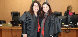 As juristas Kátia Junqueira (á esquerda) e Tathiana Costa  (à direita) estão sorrindo e posando ...