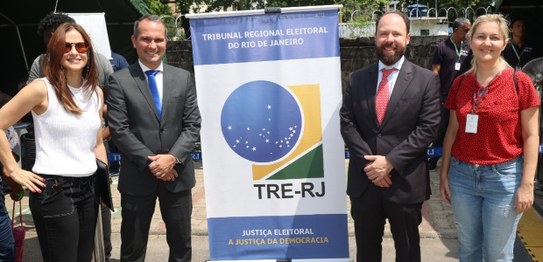 Desembargadores eleitorais Allan Titonelli (à esq.) e Fernando Marques Cabral Filho posam com se...