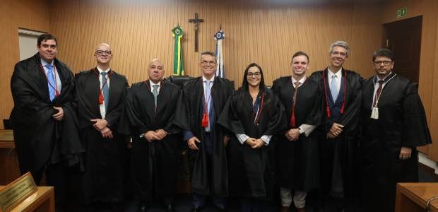 Descrição da imagem: Foto posada do presidente do TRE-RJ, desembargador Claudio Mello, ao centro...