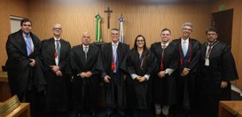 Descrição da imagem: Foto posada do presidente do TRE-RJ, desembargador Claudio Mello, ao centro...