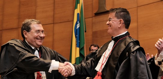Desembargadores Peterson Simão (à esq.) e Claudio de Mello Tavares cumprimentam-se durante cerim...