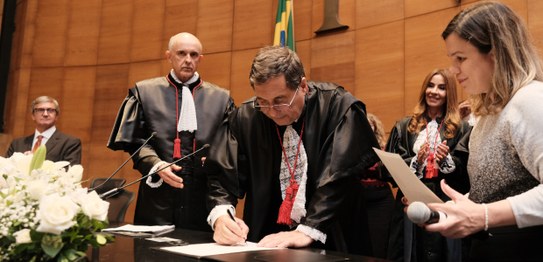 Desembargadores Peterson Simão (à esq.) e Claudio de Mello Tavares cumprimentam-se durante cerim...