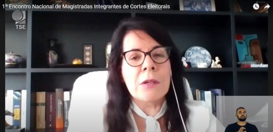 Diretora da EJE-RJ participa de evento do TSE sobre participação feminina nas eleições print da tela da videoconferência com o rosto da desembargadora eleitoral Kátia Junqueira; num r...