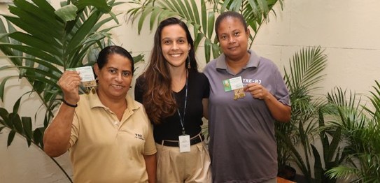 foto posada da diretora-geral do TRE-RJ, Eline Iris, mulher branca e cabelos claros, com o grupo...
