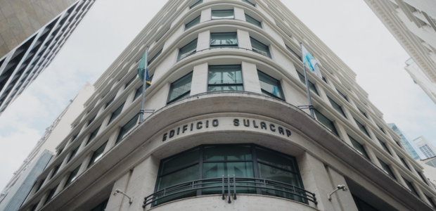 Edifício Antônio Jayme Boente abrigará uma Central de Atendimento ao Eleitor e unidades administrativas da Justiça Eleitoral A imagem mostra a fachada do Edifício Sulacap vista de baixo para cima, destacando sua arquitetu...