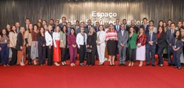 Grande grupo de pessoas posa para uma foto oficial.