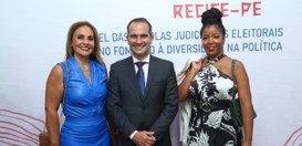 foto posada do desembargador eleitoral Allan Titonelli (ao centro), a assessora Rita de Cássia d...