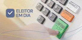 A imagem mostra uma urna eletrônica sendo usada, com o dedo pressionando a tecla “CONFIRMA”. À e...