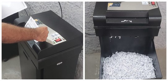 Descrição da imagem: duas fotos da máquina de triturar papel, por ângulos diferentes; em uma, um...