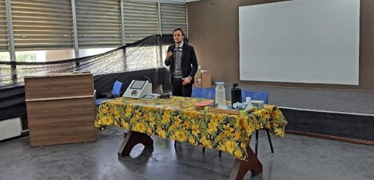 A juíza Cristina Sodré Chaves, da 34ª Zona Eleitoral, conduziu as atividades do programa em Sant...