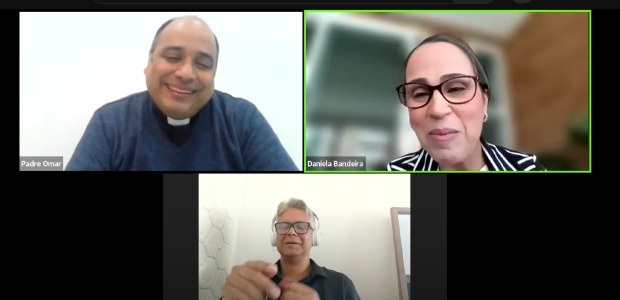 Em live do TRE-RJ, padre Omar fala sobre intolerância religiosa e critica uso político da fé print da tela da live; em um fundo preto temos, na parte de cima, dois retângulos, à esquerda, o...