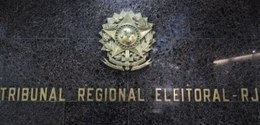 Em um fundo de granito, temos o brasão da república e, abaixo, o texto "Tribunal Regional Eleito...
