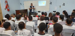 Na sala de aula, estudantes da  Escola Municipal Professor Lund Fernandes Villela assistem à pal...