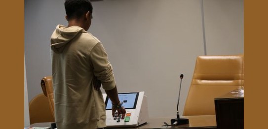 O servidor da EJE-RJ, Maurício Duarte, conversa com os estudantes do Santo Inácio