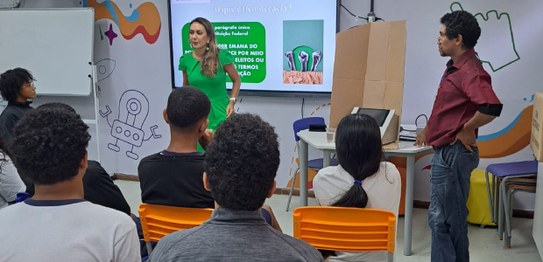 A imagem mostra um grupo de estudantes usando uniformes azuis com o logotipo da Prefeitura de Sã...