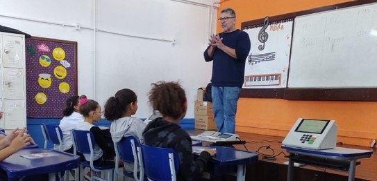 Estudantes da  Escola Municipal Lycio de Souza Carvalho, em Inhoaíba, Zona Oeste do Rio, assiste...