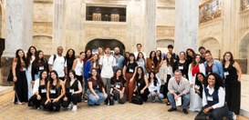 Grupo de 35 pessoas posando para uma foto no Grande Hall do Palácio da Democracia. Cerca de 25 e...