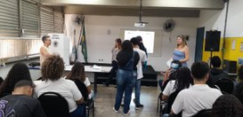 Estudantes do Ciep 369 Jornalista Sandro Moreyra, em Duque de Caxias, participam de oficina de v...