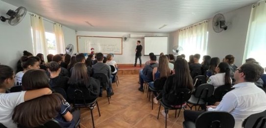 Alunos do Colégio Estadual Conde de Nova Friburgo observam a urna eletrônica