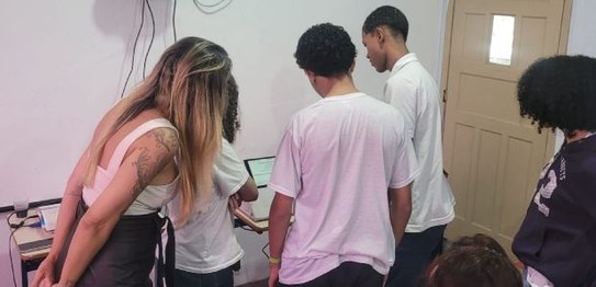 Alunos do Colégio Estadual Conde de Nova Friburgo observam a urna eletrônica