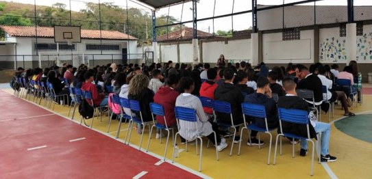 O juiz Luiz Olímpio Mangabeira Cardoso ajuda um estudante de Sapucaia a utilizar a urna eletrônica