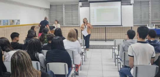 O juiz Luiz Olímpio Mangabeira Cardoso ajuda um estudante de Sapucaia a utilizar a urna eletrônica
