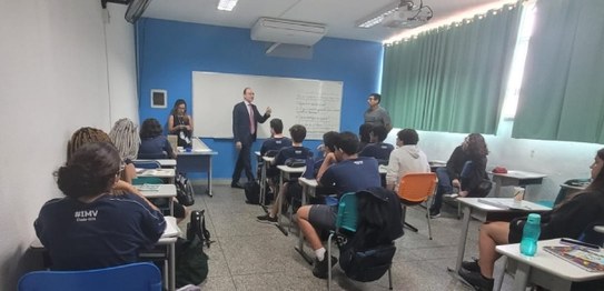 Em Niterói, estudantes do Instituto Vinagre assistiram à palestra conduzida pelo juiz eleitoral Alexandre Chini, da 71ª Zona Eleitoral Em Niterói, estudantes do Instituto Vinagre assistiram à palestra conduzida pelo juiz eleitoral ...