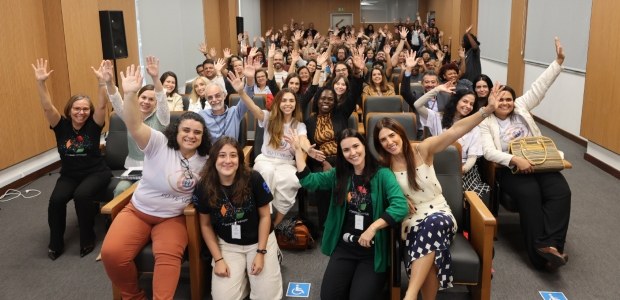 Grande grupo de pessoas reunido no auditório do Palácio da Democracia. As pessoas estão sorrindo...