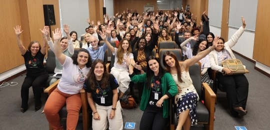 Grande grupo de pessoas reunido no auditório do Palácio da Democracia. As pessoas estão sorrindo...
