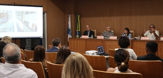 Presidente do TRE-RJ, o desembargador Peterson Simão, homem branco, cabelo escuro, com óculos, e...