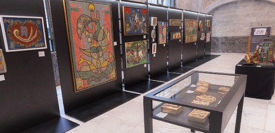 Imagem mostra o Grande Hall do Palácio da Democracia com diversas pinturas coloridas expostas em...