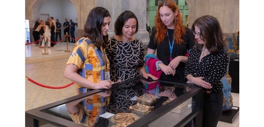 Imagem mostra o Grande Hall do Palácio da Democracia com diversas pinturas coloridas expostas em...