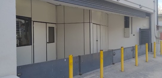 A imagem mostra um espaço interno com um ambiente organizado e minimalista. Há uma fileira de ca...
