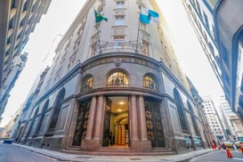 A foto mostra um prédio em pedra escura, ele fica na esquina entre duas ruas